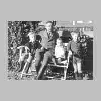 011-0216 Schloesschen-Cremitten im Oktober 1939. Oskar von Frantzius auf Fronturlaub mit seinen drei Erben.jpg